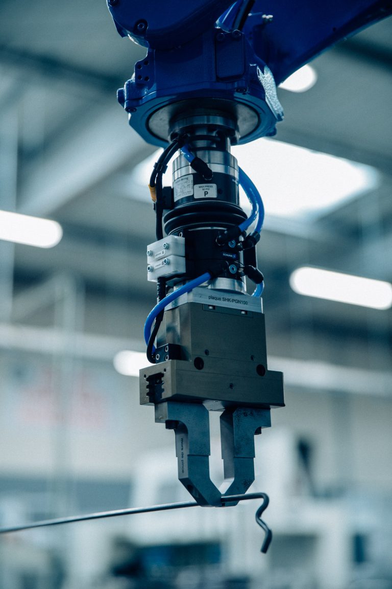 Un bras de robot industriel et collaboratif pour automatiser le travail du fil métallique à la SFAM